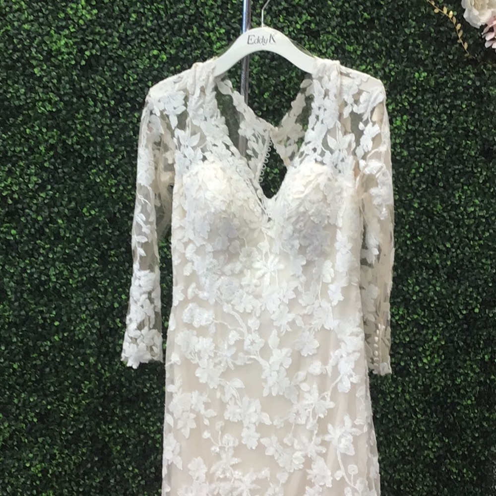 Elegant Cream Lace Wedding Dress